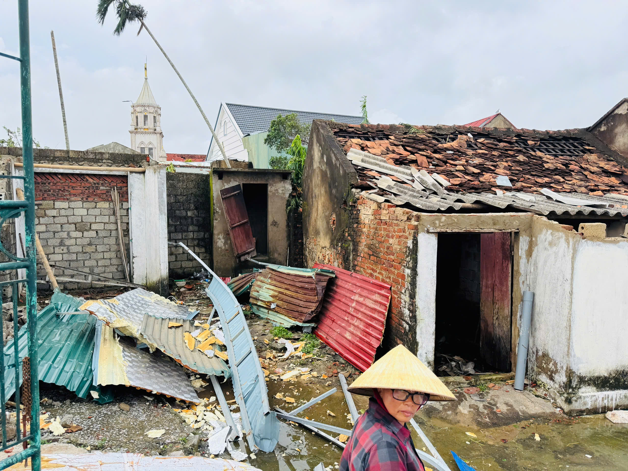 Caritas Hà Tĩnh và Thanh Hóa cứu trợ dân sau cơn bão Bualoi